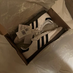 ADIDAS Samba ADV - Storlek 39 1/3. Använda fåtalet gånger, grymt skick!