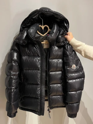 Monclear Maya Jacka - Nu säljer jag min dotters svarta Moncler jacka. Jag köpte den till henne i julklapp förra året på monclers egna hemsida, därav har jag kvitto på mobilen. Den köptes för cirka 12000kr och är i väldigt bra skick. Skriv jättegärna om fler frågor elr bilder!😌