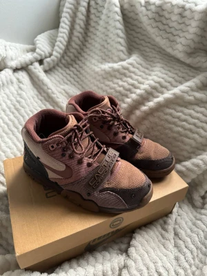 Nike air trainer 1 Travis Scott  - Jag säljer för att det inte är min storlek, i nyskick, perfekt för blött väder, skriv om du vill ha fler bilder