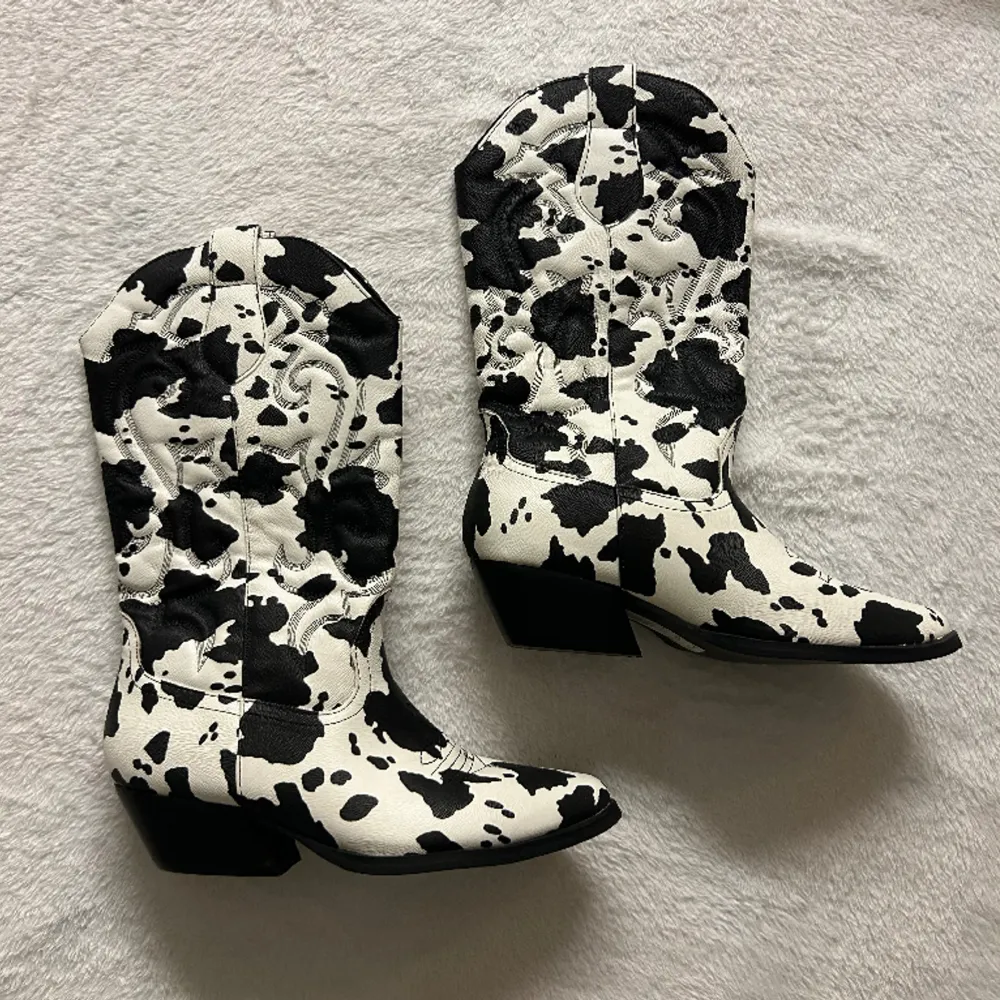 Ett par fantastiska boots i komönster! 🐄 Jag absolut älskar skorna och har flera par men köpte just dessa i fel storlek så de är därför aldrig använda 🥰. Skor.