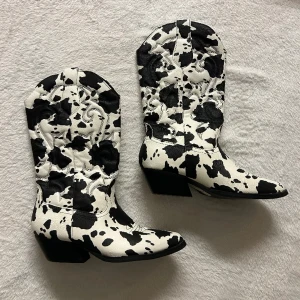 Boots - Ett par fantastiska boots i komönster! 🐄 Jag absolut älskar skorna och har flera par men köpte just dessa i fel storlek så de är därför aldrig använda 🥰