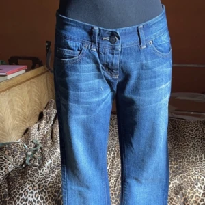 Lågmidjade jeans - Det står storlek 40 men skulle säga att de är som en 36 då jag har 38 och knte får igen de helt