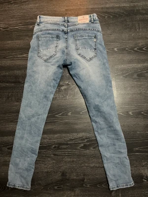Jeans  - Detta är ett par oanvända fina jeans. Knapparna är glittriga av silver. Väldigt. Oanvända. Köpta för 699 ;-