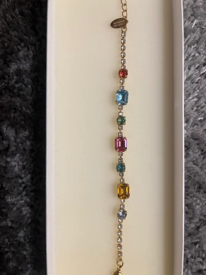 Armband Caroline Svedbom - Så fint armband från Caroline Svedbom. Väldigt sparsamt använd! Guldigt band. 