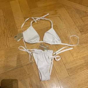 Säljer denna supersnygga vita  bikinin från Calzedonia. Den är helt ovanvänd med prislappar kvar🤍 Underdelen är storlek Xs och överdelen är M