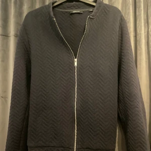 Zip tröja - Säljer en zip up tröja från jack and jones som är i storlek S. Tveka inte med att höra av dig.