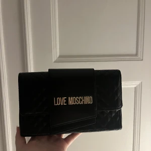 Love moschino väska  - Nästintill oanvänd väska från Love moschino. ✨
