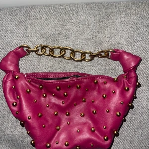 Handväska  - Liten och söt festlig väska. En väska som passar bra till alla olika tillfällen. Bara använt den två gånger då den är för liten för min smak. Inga tecken på användning.