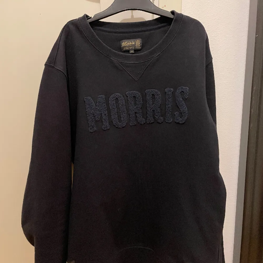 Morris tröja i storlek S, passar S. Lite urtvättad och en del använd men i fint skick. Nypris över 1500. Inga dirket märkbara flaws. Väldigt mörkblå färg. . Tröjor & Koftor.