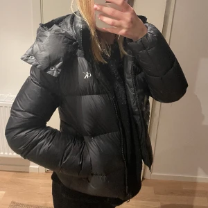 Vinter jacka - Hej🩷säljer nu min jätte fina jacka då den är för liten för mig. Använd en vinter och i väldigt fint skick🩷hör av er för fler bilder☺️ (pris kan diskuteras vid snabbt köp)