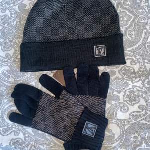 Säljer Louis Vuitton mössa samt handskar i väldigt bra skick. Nästan som nya!