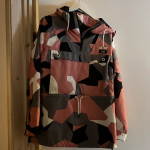 Skidjacka/snowboardjacka  - Skidjacka från dope perfekt nu till vintern. Sortimentet har utgåt på deras hemsida och denna finns inte kvar i lager längre köpte nypris 1899kr 