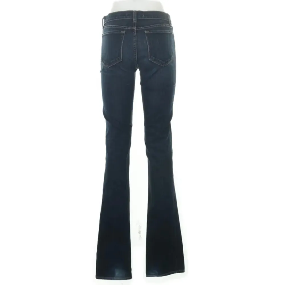 säljer dessa superfina lågmidjade jeans från j brand men som inte kommer till någon användning:( skriv privat för egna bilder! ☺️. Jeans & Byxor.
