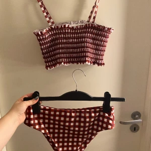 Bikini - Rutigt bikinisett, storlek M, högmidjad underdel, aldrig använd och ser ut som ny. Den har en lite ful sömm på vänster sida av underdelen men det är inget man tänker på, skriv om du vill ha en bättre bild på hur den ser ut.