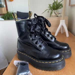 Dr martens molly - Dr martens modell Molly i princip i nyskick. Använda fåtal gånger, storlek 36 :)