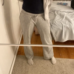 Lågmidjazd mjukisbyxor  - Lågmidjade gråa mjukisbyxor från bik bok. Köpta för 400kr. Sitter jätte fint och är super sköna!  