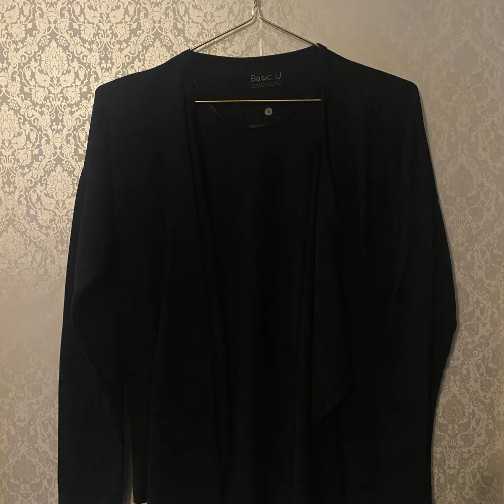 A black sheer cardigan in size S, has been used once and is like new. It’s very basic and goes with everything!  Measurements taken laying flat:  Arm: 15cm  Length: 60cm . Tröjor & Koftor.