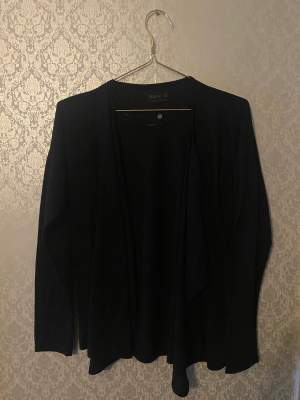 A black sheer cardigan in size S, has been used once and is like new. It’s very basic and goes with everything!  Measurements taken laying flat:  Arm: 15cm  Length: 60cm 
