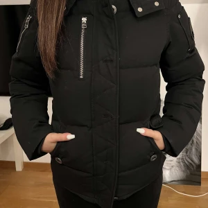 Moose knuckles dam jacka - Säljer min Moose jacka som endast är använd en halv vinter några få gånger då jag haft en annan jacka jag tyckt om mer. Säljer den för att jag inte har någon nytta av den då jag aldrig använder den.  Pris 4500 men kan diskuteras. Inga skador på jackan