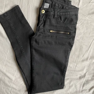 Byxor  - Använda,bra skick. Svarta,ser grå ut på bilden.
