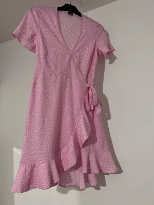 Klänning  - Somrig söt klänning från Vero Moda använd vid två tillfällen.