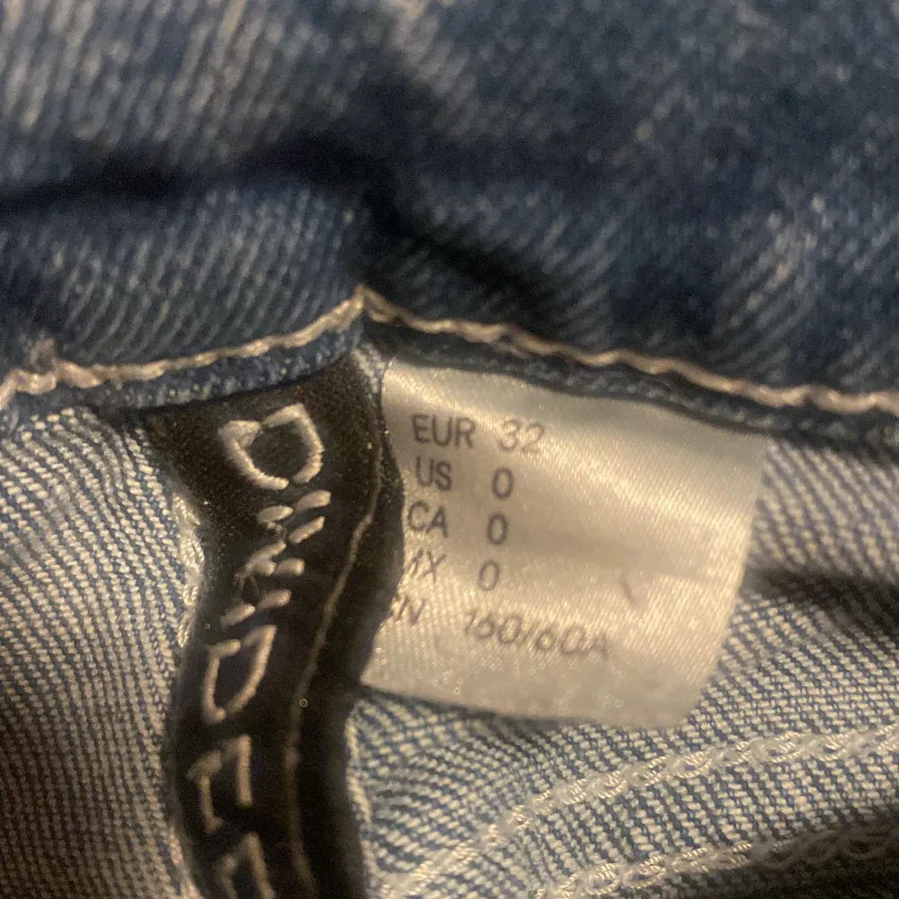Snygga lågmidjade jeans från hm som tyvärr har blivit försmå. De är pyttelite slitna på vissa ställen så skriv för bild på det ❤️. Jeans & Byxor.