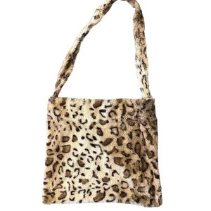 Leopard väska - Handgjord leopardväska⭐️ fint skick o väldigt rymlig, kontakta mig vid frågor<3