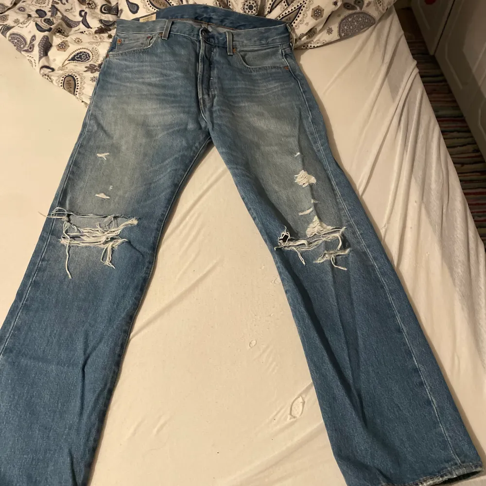 Helt nya Levis jeans använts en gång men va inget för mig. Storlek: W34 L32. Jeans & Byxor.