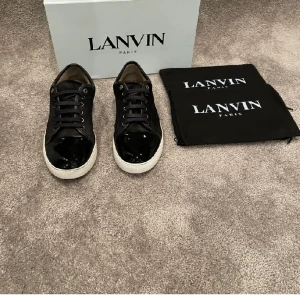 Lanvin cap toe - Tjo, nu säljer jag dessa feta lanvin cap toe. Skick 9/10. Skriv gärna vid frågor och funderingar. Box och dustbag tillkommer😉