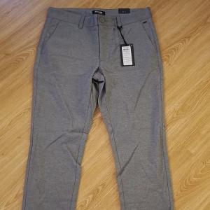 Grå chinos - Oanvända chinos