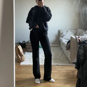 FilippaK kostymbyxor  - Filippa K kostymbyxor storlek Xs - köpta på Arkivet - är i perfekt skick - aldrig använda av mig. Är precis så jag kan knäppa dem som oftast när 36/38 i byxor. Bra i längden på mig är 170cm