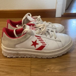 Converse  - Ett par Converse i storlek 38. Använt ett par gånger. Nypris 1000 kr. 