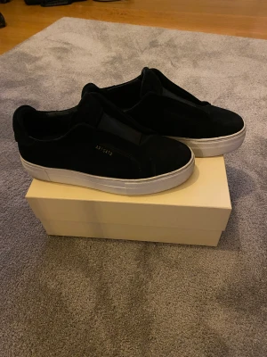 Arigatos - Super fina sneakers från Axel Arigato. Sparsamt använda i endast 3 månader. Säljer pga att de blivit för små.  Nypris: 2000kr