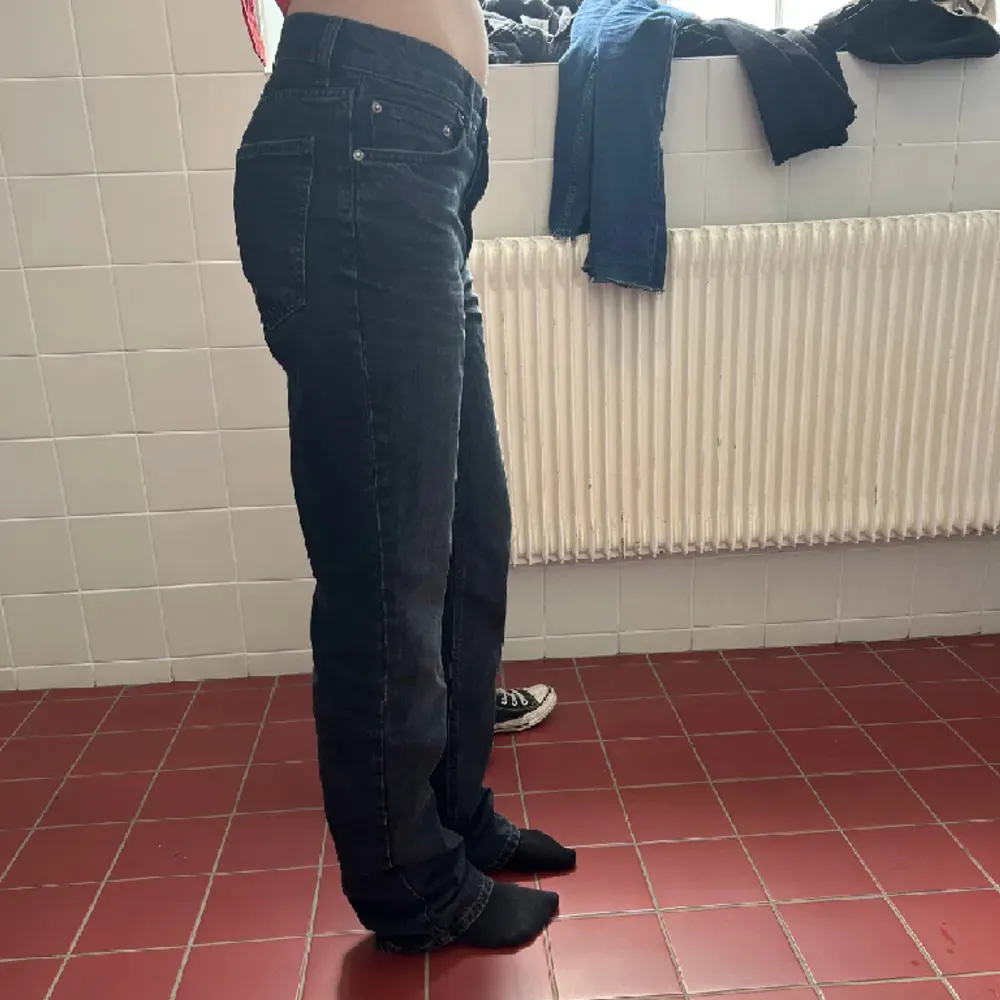 Baggy lågmidjade jeans som blivit lite för små och därför inte sitter så baggy som jag vill. Jag är 180cm lång och det är låååånga på mig!!❤️‍🔥❤️‍🔥. Jeans & Byxor.