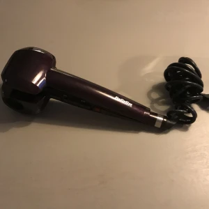 BaByliss automatisk locktång  - Säljer den här automatiska locktången, som bara använts vid ett fåtal tillfällen. Locktången är superlätt att använda och gör otroligt fina lockar! Jag köpte den för 999.
