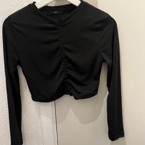 Svart croppad top - Svart croppad topp från trendyol i strl s!