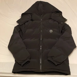 Trapstar Irongate Jacka - Säljer nu min vinterjacka som va för stor för mig. Den är använd i ungefär 2 månader och är i väldigt bra skick och har inga skador eller repor. 