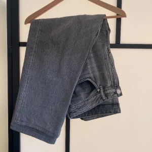 Gråa jeans - Säljer min gråa jeans då jag växt ut dem. Dem är köpa från hm. Modellen är loose. 