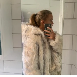 Pälsjacka - Supersnygg pälsjacka från asos. Storlek 40 men sitter snygg oversized på mig som brukar ha s/m