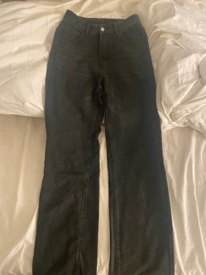 Svarta högmidjade jeans - Högmidjade långa jeans som är perfekta i längden för mig som är 180cm