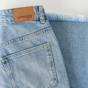 Säljer dessa fina jeans då de inte kommer till användning🩷 Midjemått:66 cm och längden passar för dig som är 165 cm eller kortare🩷