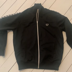 Fred perry zip tröja - Säljer min fred perry zip tröja som jag vuxit ur. Skicket är 9,5/10 och den har inte en enda liten skada.