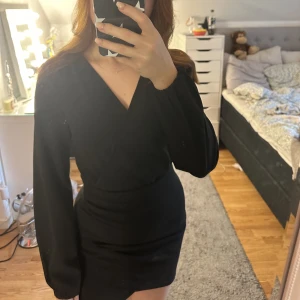 Klänning  - Superfin klänning från Bubbleroom, endast använd vid ett tillfälle🌸