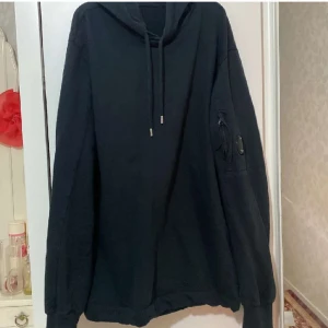 Cp company hoodie - Säljer den för att fick den som present , den e bara använd 2gånger typ helt ny. Ny pris 2800 jag säljer den för 800. ÄKTA
