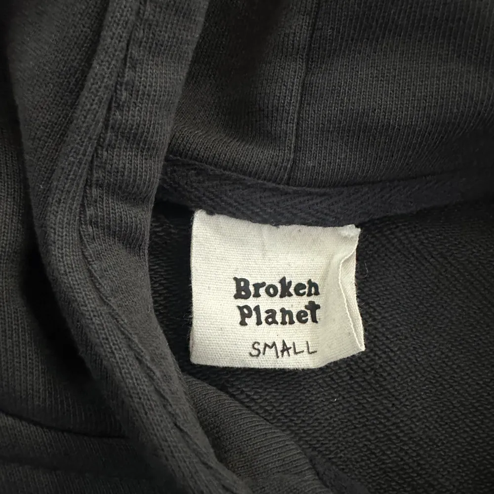 Tjena, säljer min Broken Planet hoodie eftersom den aldrig kom till användning.  Storlek S men det är baggy fit och passar som M. Hoodies.