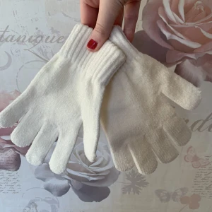 Vita fingervantar - Säljer dessa söta vita vantar som är i ett mjukt material.