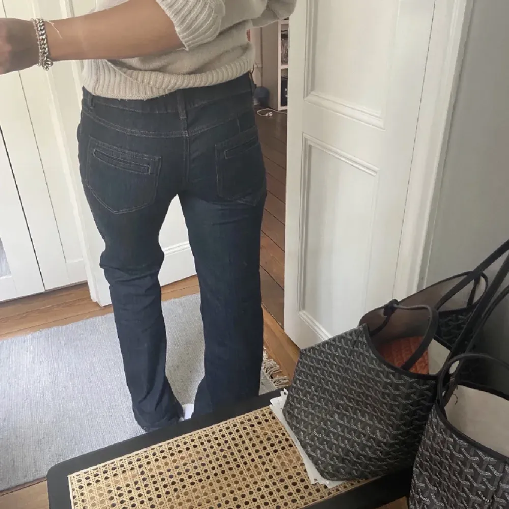 Säljer dessa såå fina low Rise jeans med as coola detaljer i midjan 😍😍. Jeans & Byxor.