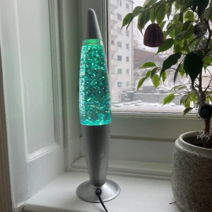 Lava/glitter lampa - Lava/glitterlampa i superfint skick!