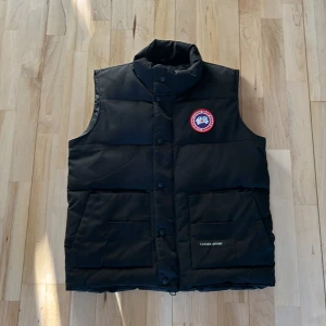 Canada goose väst  - Säljer nu min canada goose väst använd 2 gånger den passar inte så bra, så tänker sälja vidare den. Hör av dig vid frågor!