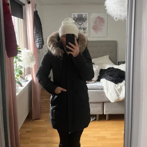 Hollies jacka - Superfin pälsjacka från Hollies.🥰 använd fåtal gånger under 1 vinter, så den är som ny i skick! Jättefin och fluffig päls i storlek 36/S. Nypris 4999kr säljs för 2000kr💕 Den är längre i modellen, skriv för fler bilder🥰